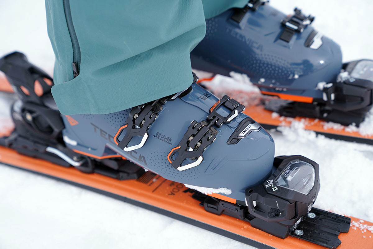Downhill ski boots (Technica Machl MV 130 buckles)