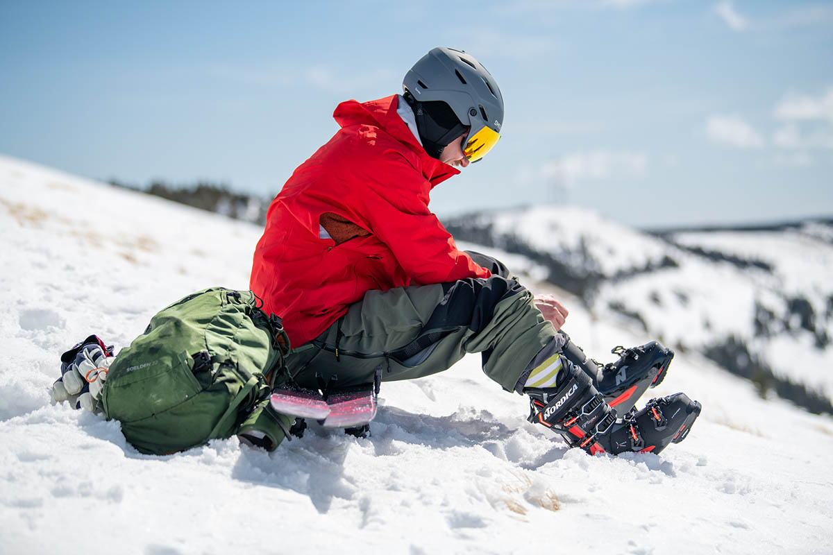 Downhill ski boots (buckling up Nordica Speedmachine boots)