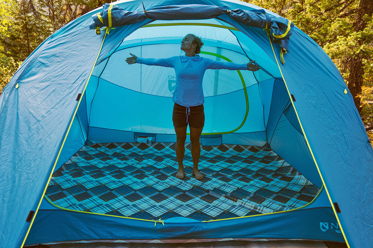 Nemo Aurora Highrise 6P (arms outstretched in tent)