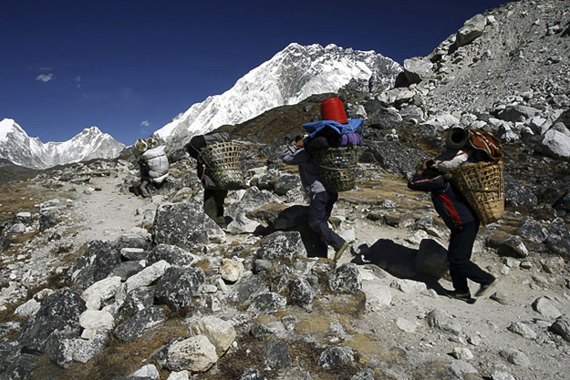 Great Himalaya Trail, porters