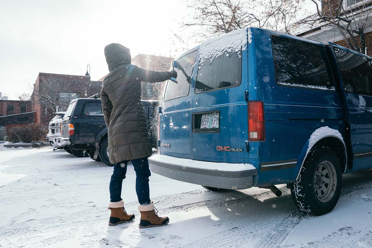 Ugg Adirondack III (removing snow)