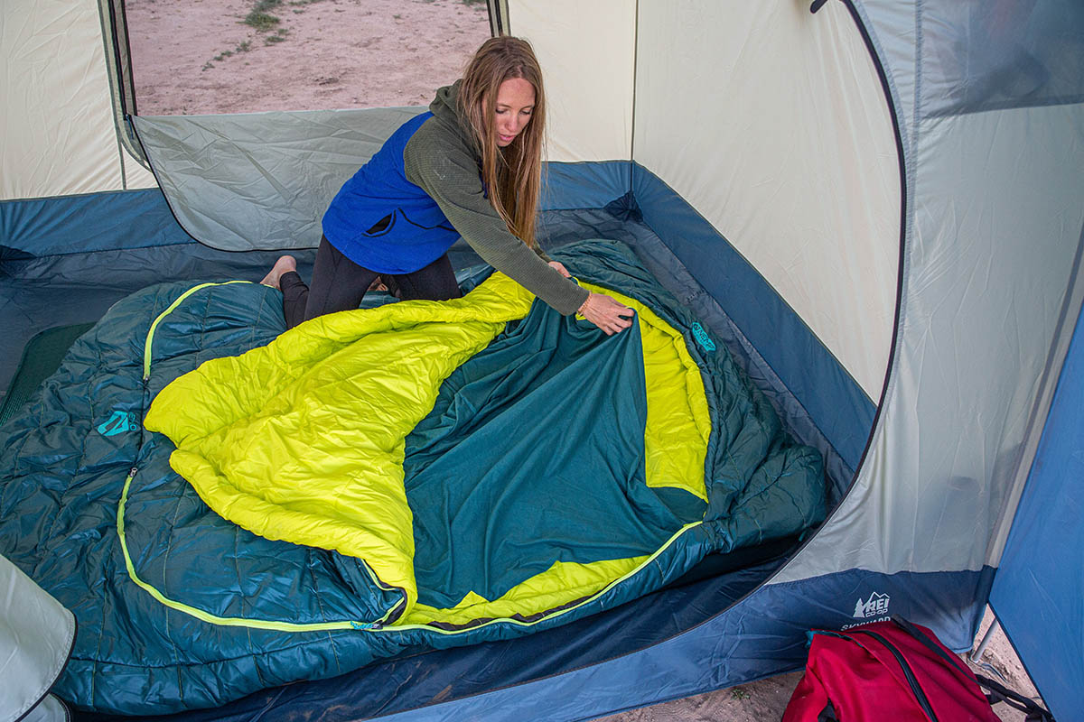 Camping sleeping bag (pulling back blanket in Nemo Jazz 30 Double)