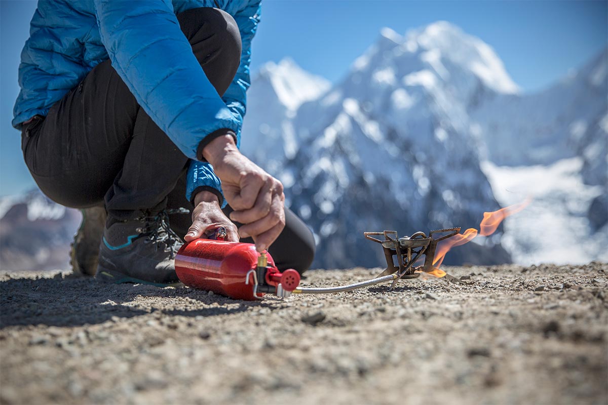 Stove (using liquid fuel stove in mountains)