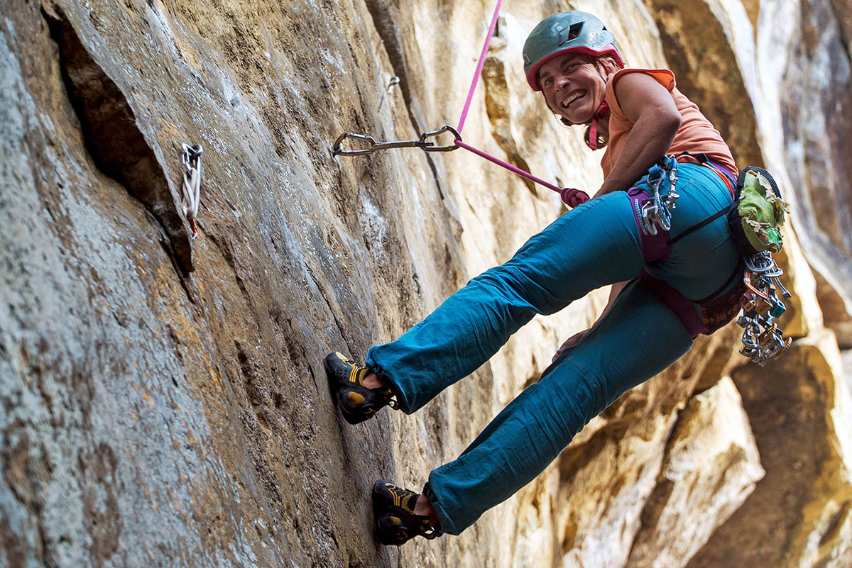 Hanging while top-roping (quickdraw)