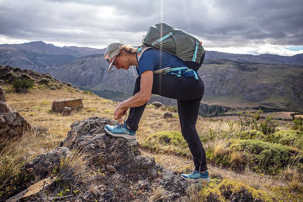 Osprey Hikelite 26 daypack (tying shoelaces)