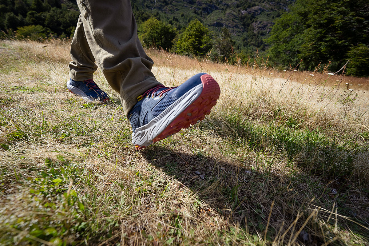 Hiking boots (Hoka Anacapa 2 Mid GTX hiking on grass)