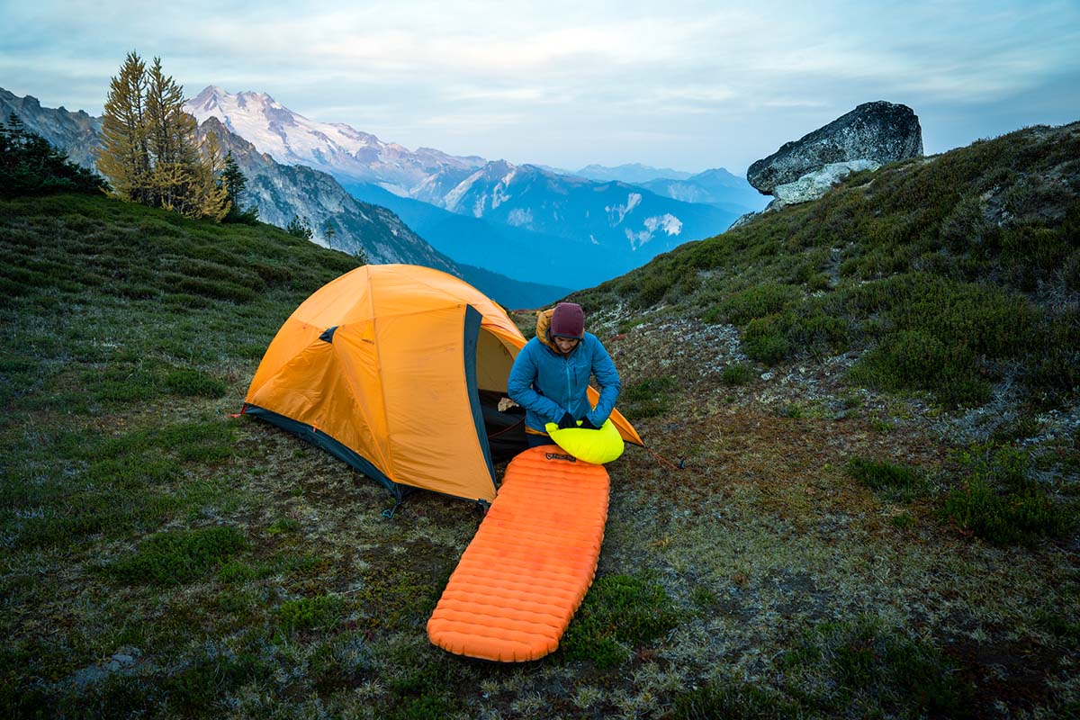 Inflating Nemo sleeping pad with Vortex pump sack (camping in mountains)