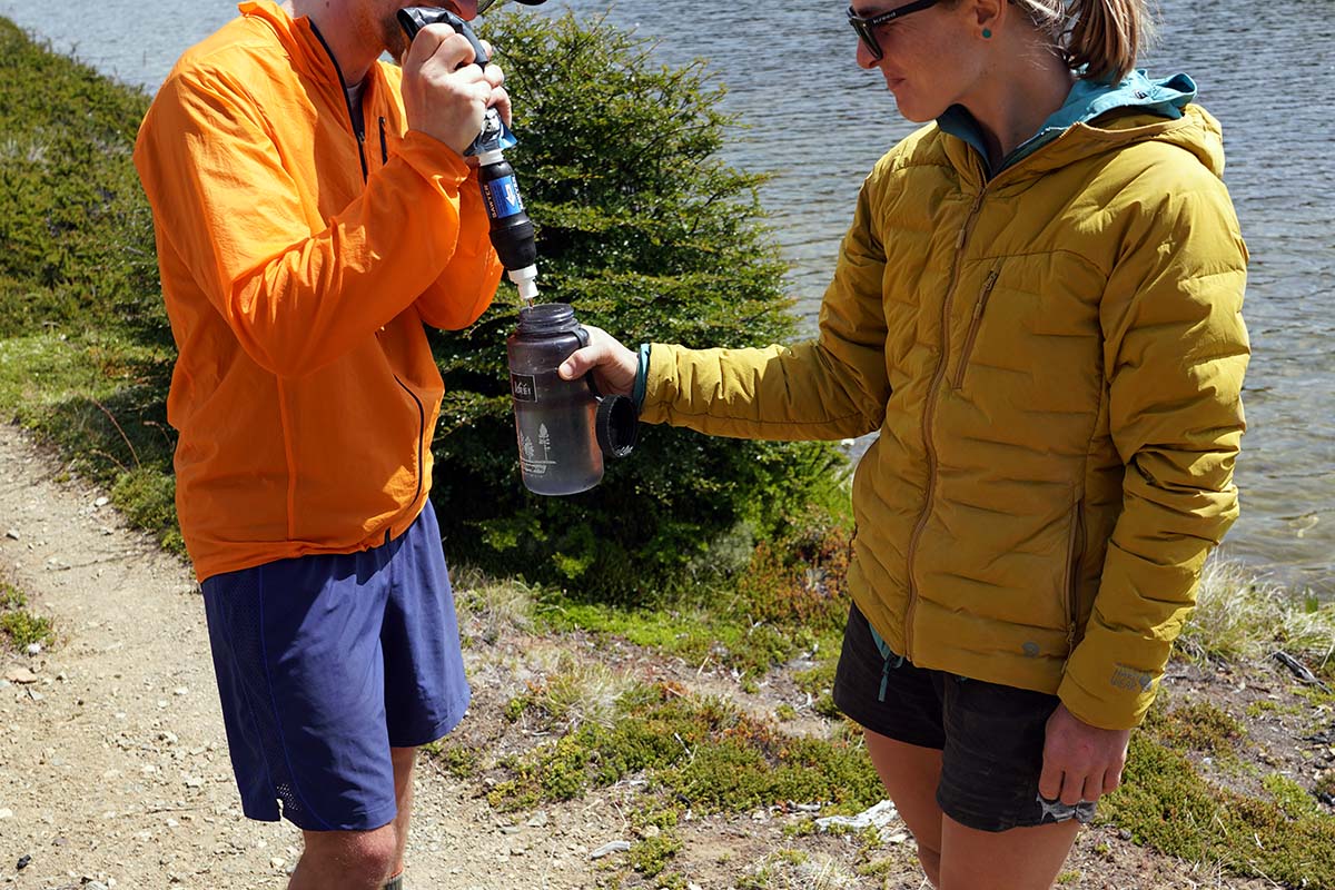 Using Sawyer Squeeze water filter to fill water bottle
