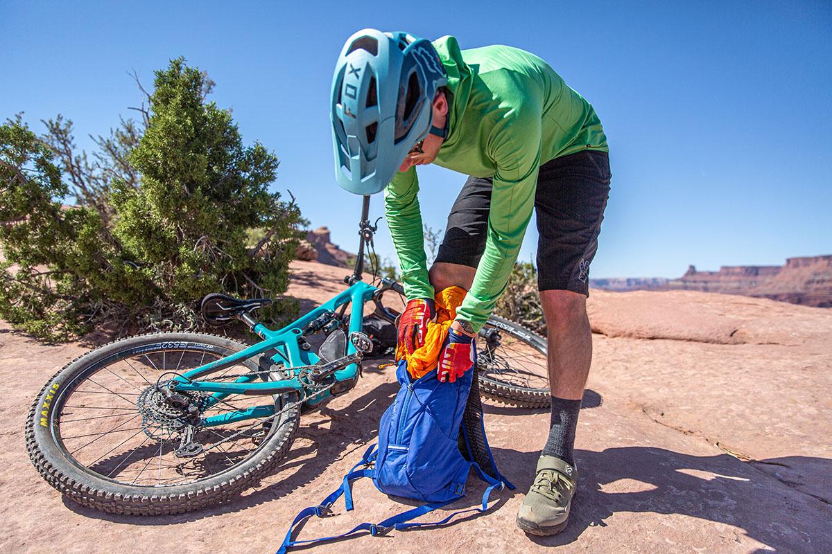 Mountain bike backpack (stuffing jacket into Osprey Katari 7)