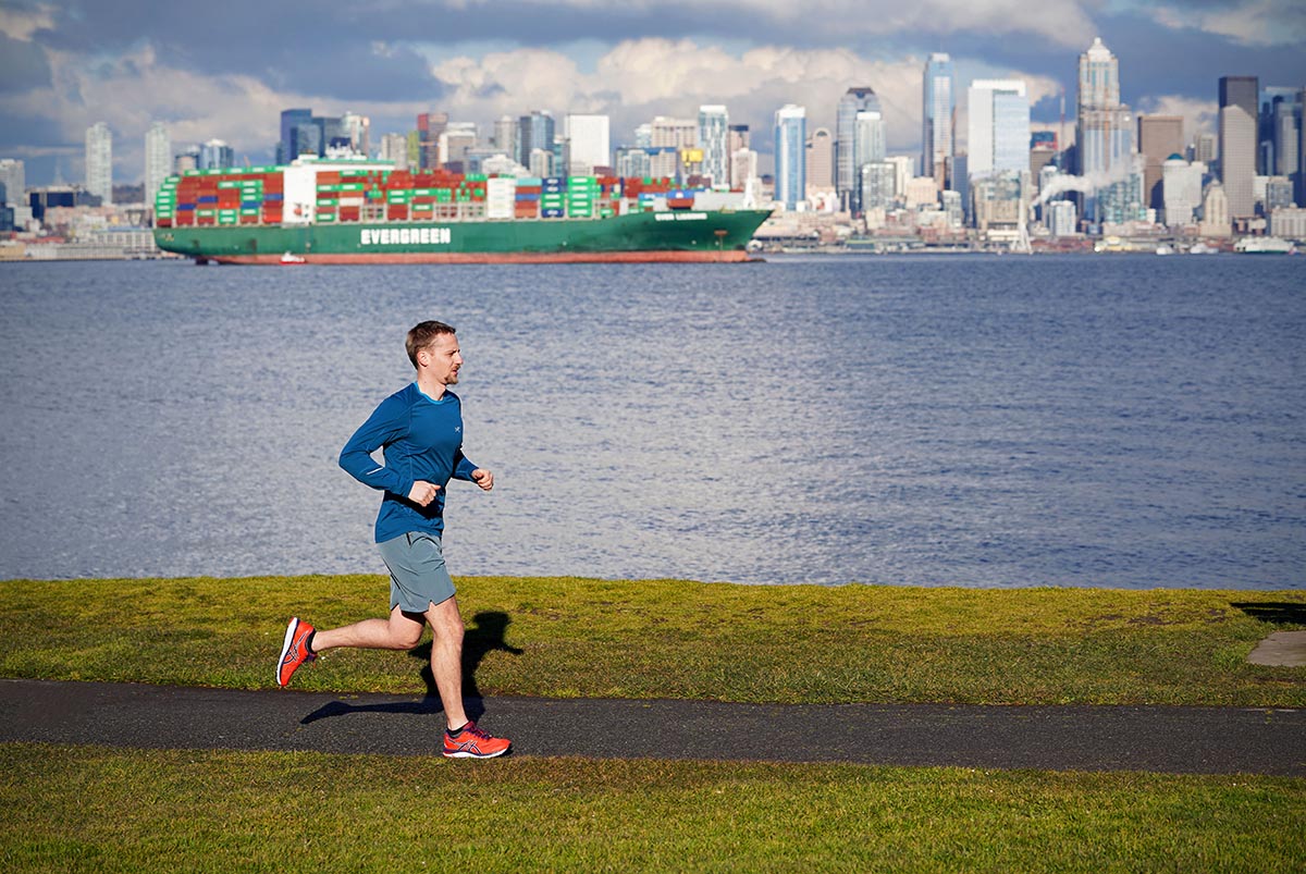 Jogging along waterfront (Asics Gel-Cumulus running shoe)