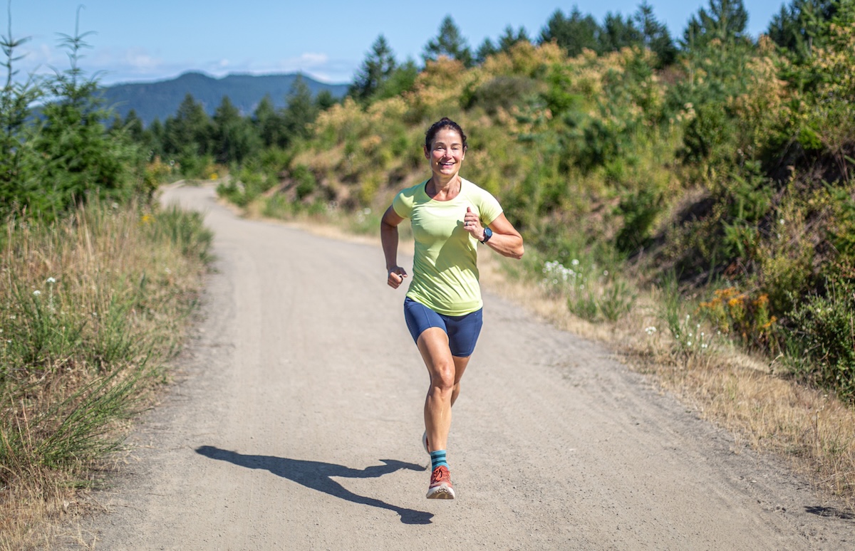 A woman runs towards the camera wearing the Salomon Aero Glide 3 GRVL shoes 