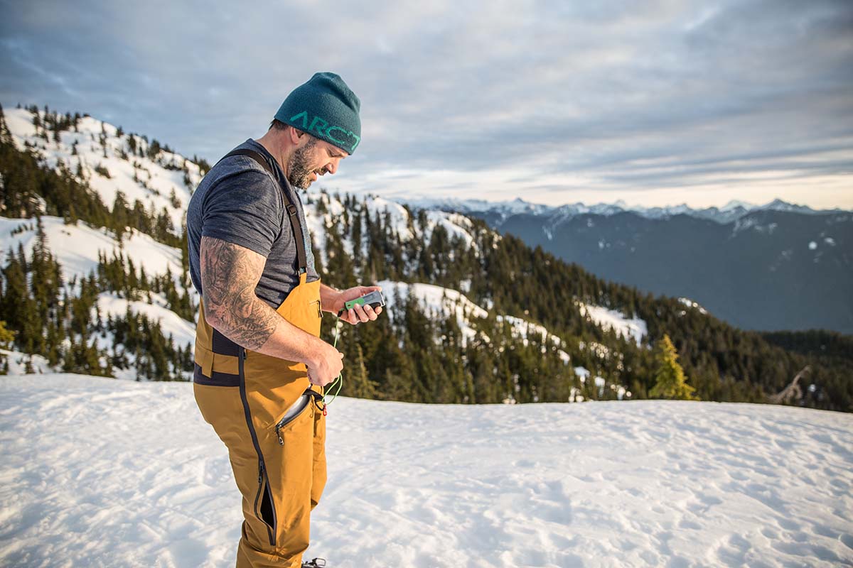 Avalanche beacon (adjusting settings in the backcountry)