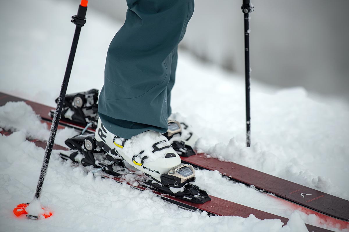 Beginner skis (stepping into binding)