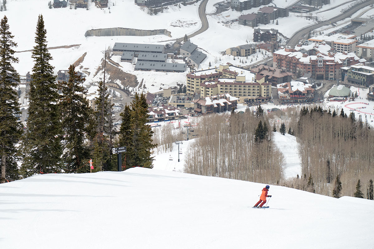 Intermediate skis (wide shot of Nordica Santa Ana)