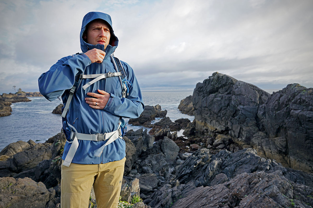 Softshell jacket (zipping up the The North Apex Flex GTX)