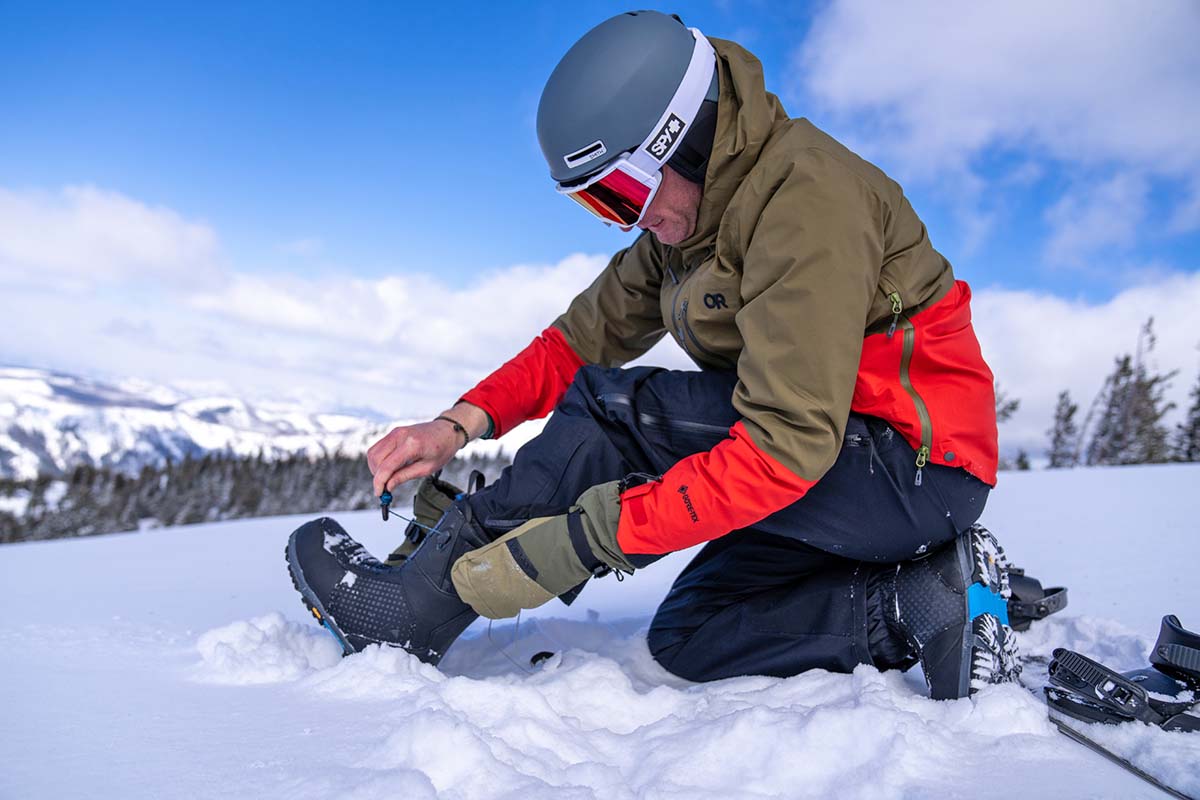 Removing glove to fiddle with boot lace (snowboarding gloves and mittens)