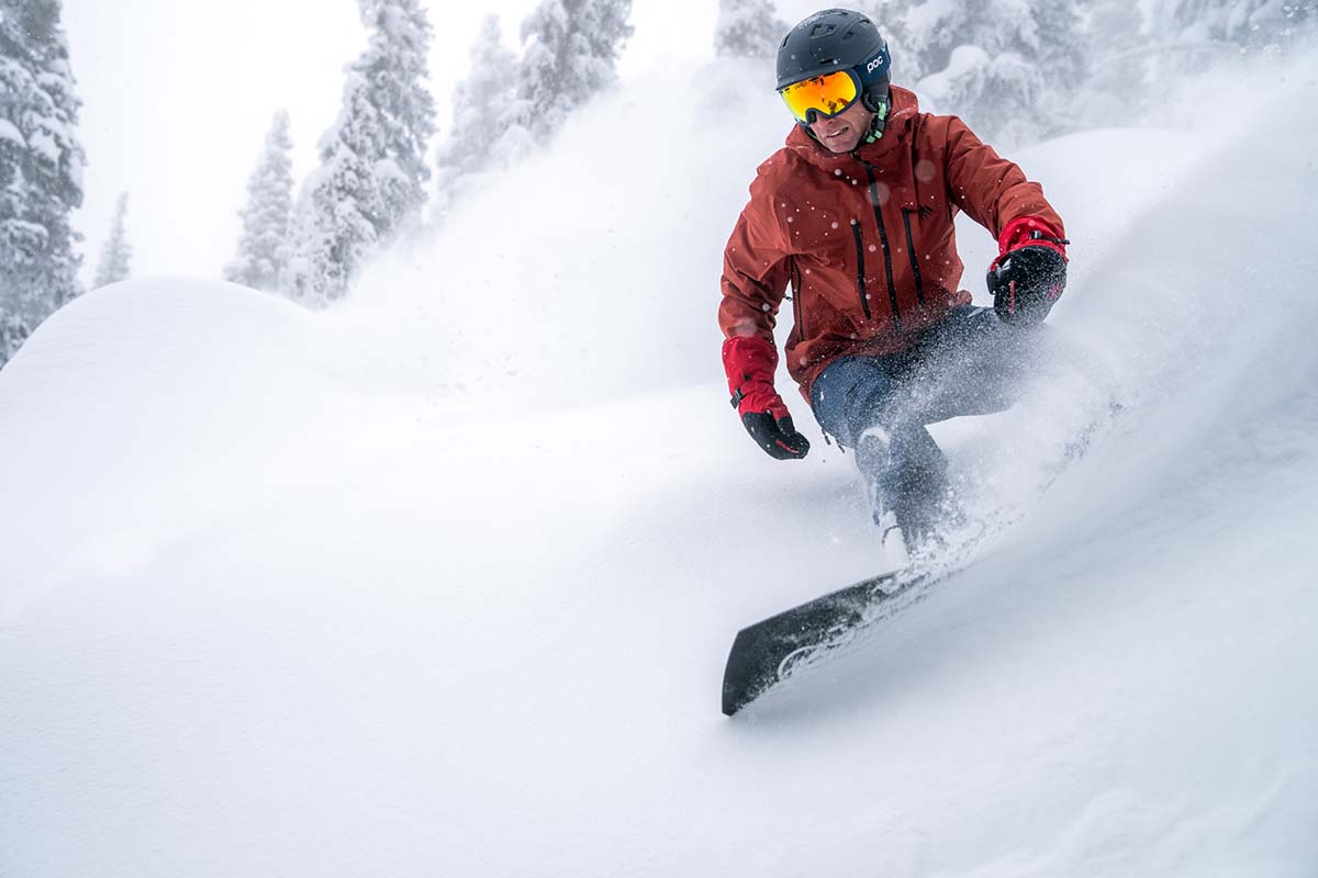 Snowboarding in powder (snowboard pants)