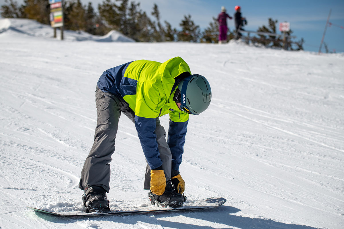All-mountain snowboard (adjusting bindings)