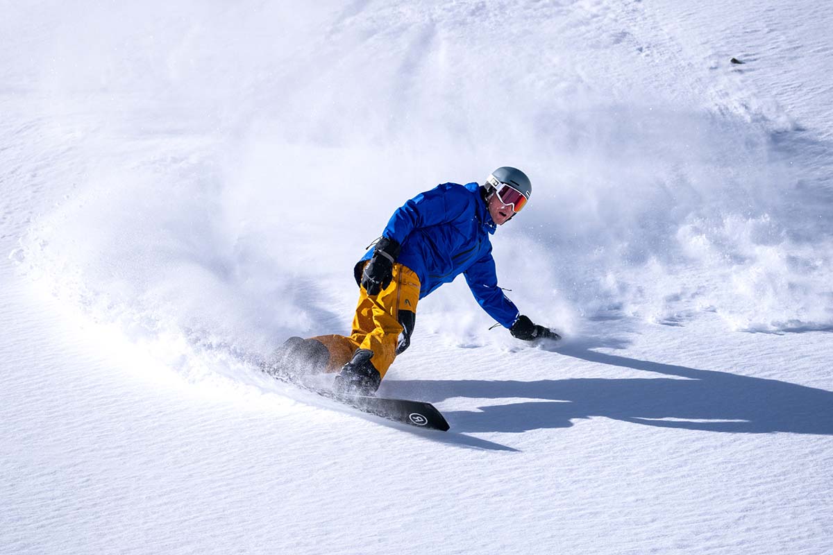 Carving hard with the Ride Warpig (all-mountain snowboards)