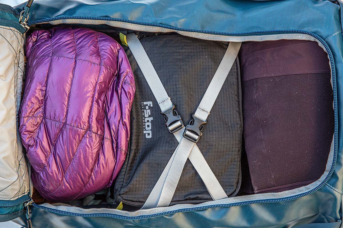 Internal compression straps (Osprey Transporter 65 duffel bag)