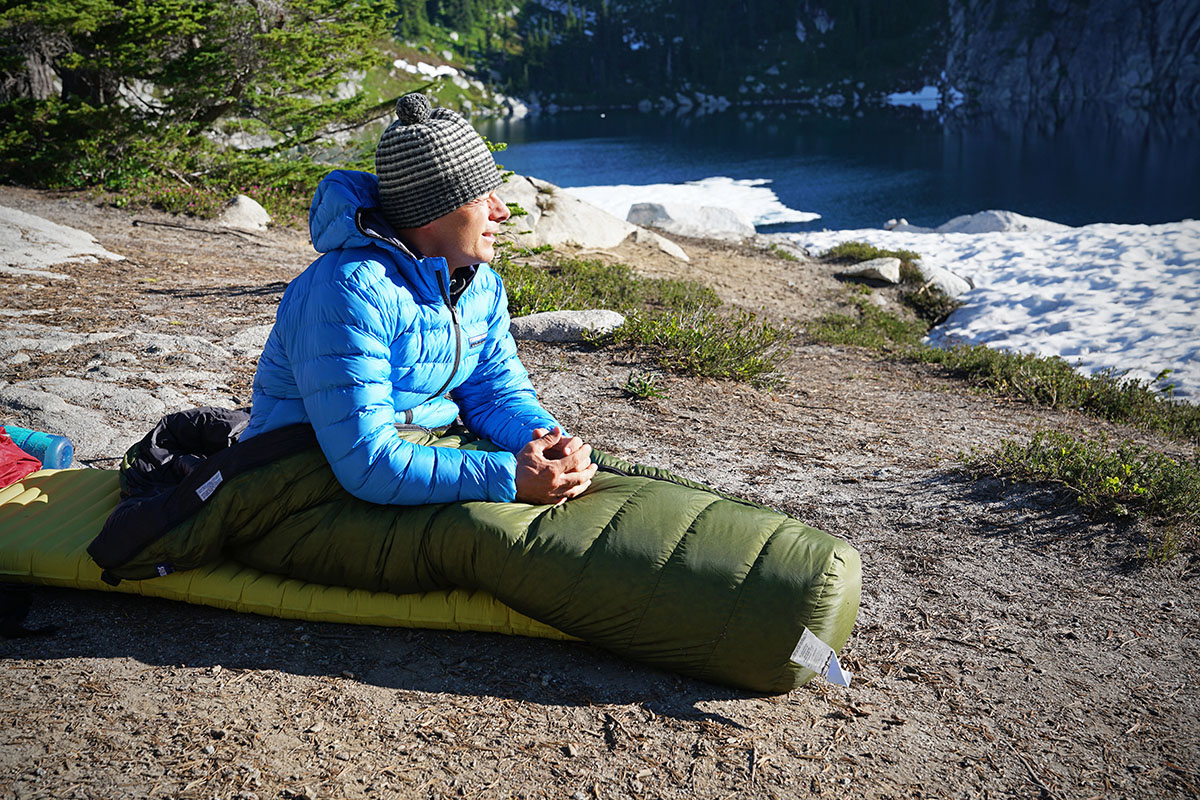 Ultralight sleeping bag (Feathered Friends Swallow Nano cowboy camping)