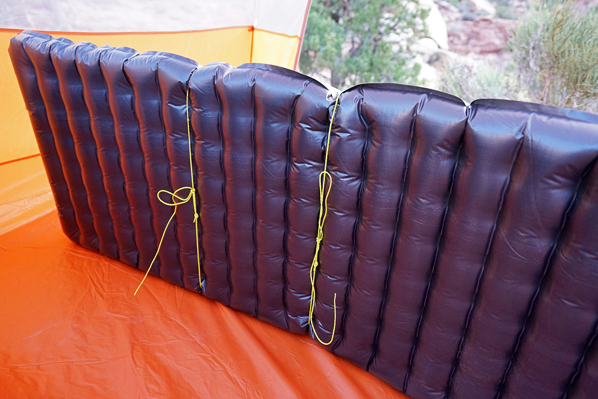 Ultralight sleeping quilt (pad attachment)