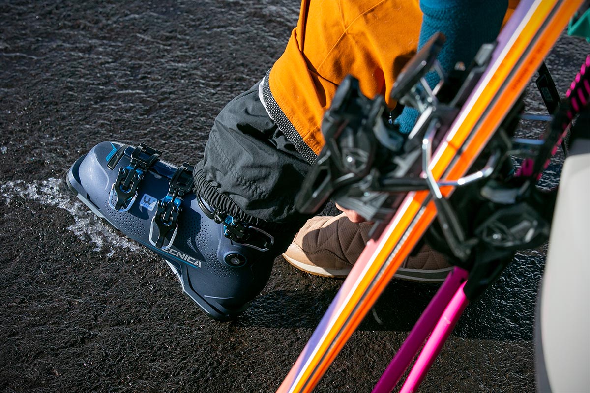 Women's ski boots (Tecnica Mach1 by car)