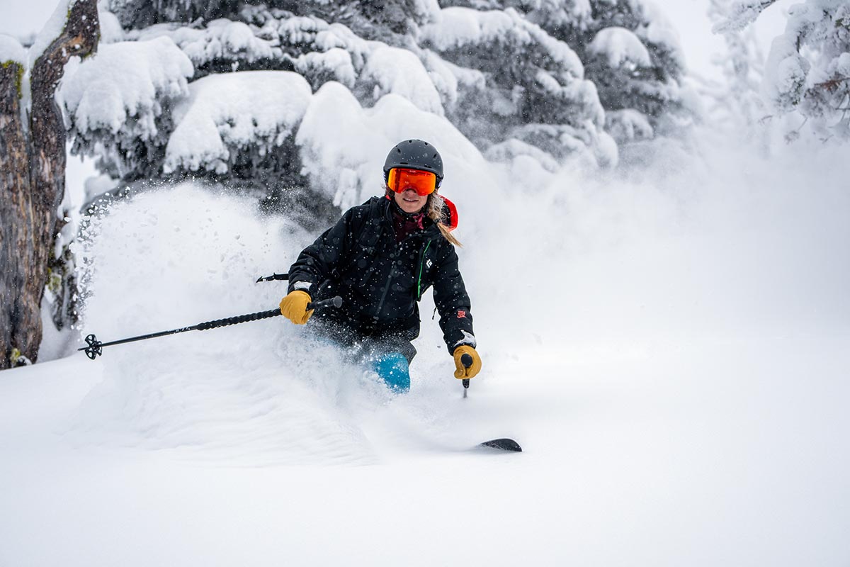 Women's ski boots (turning in powder)