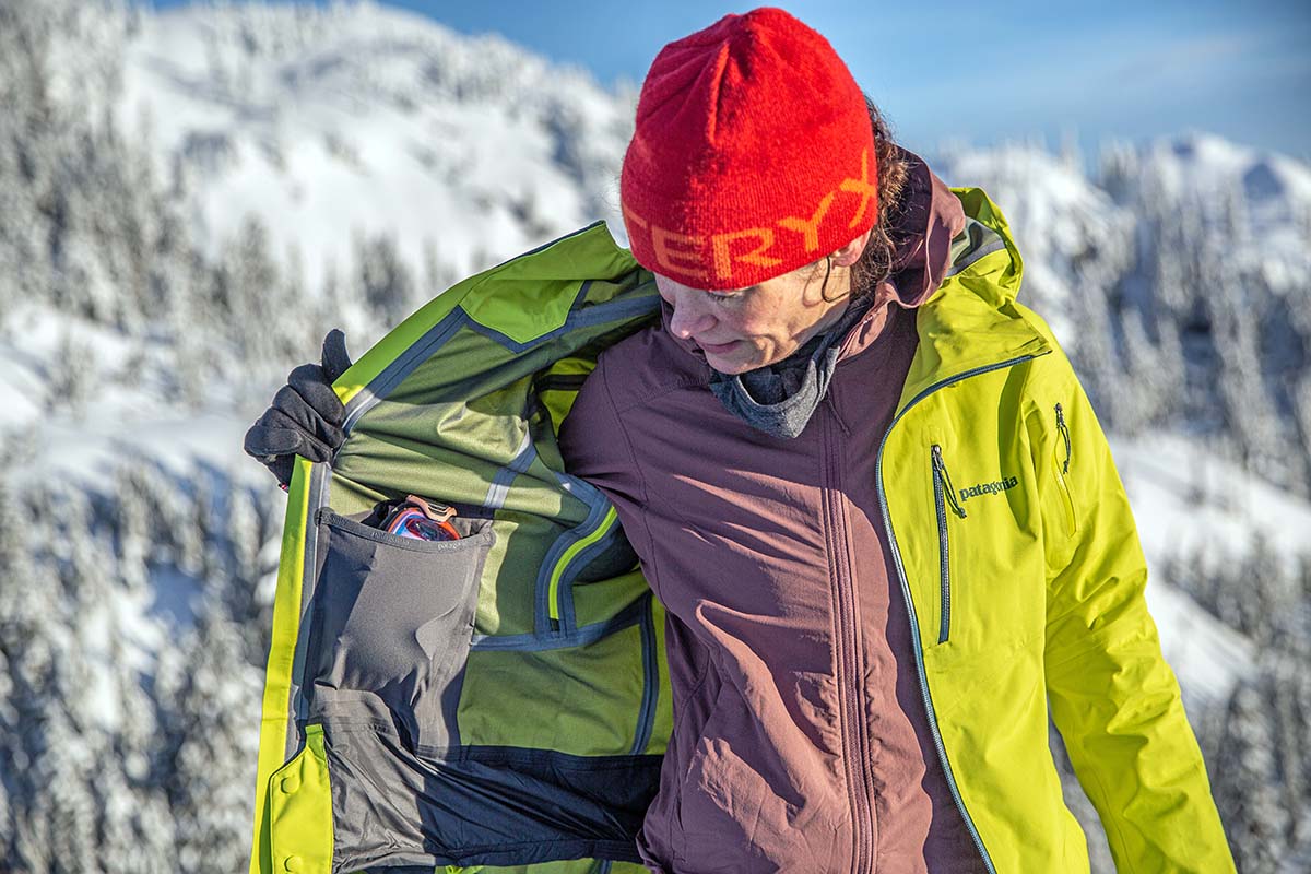 Women's ski jacket (Patagonia SnowDrifter interior pockets)