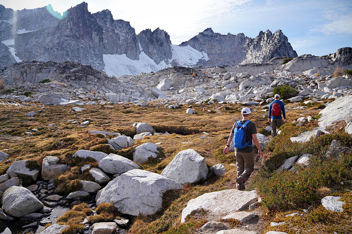 Day Hiking Checklist (wearing daypacks while hiking through mountains)