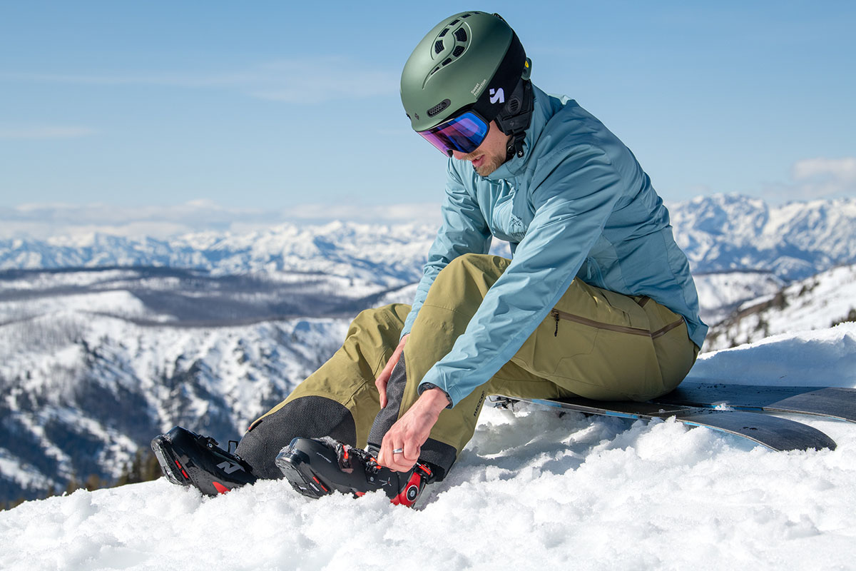 Arc'teryx Atom SL Hoody (adjusting ski boot)