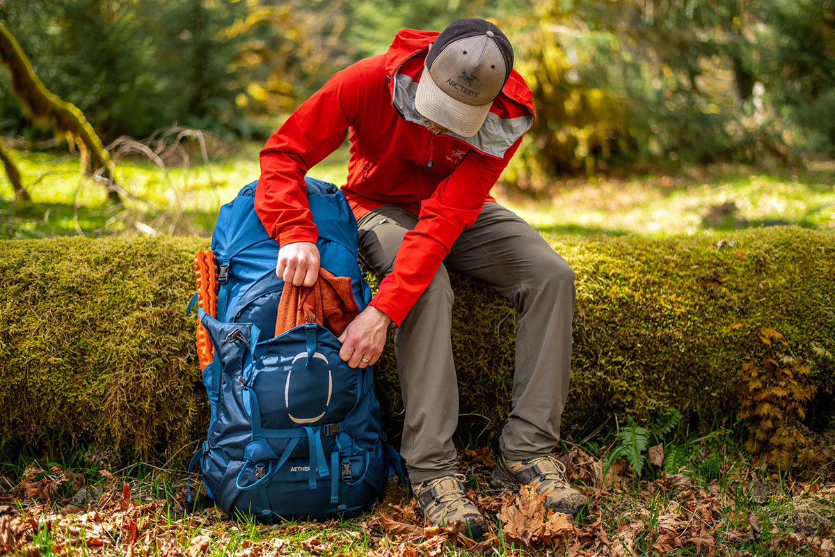 Arc'teryx Covert Cardigan (pulling jacket out of pack)
