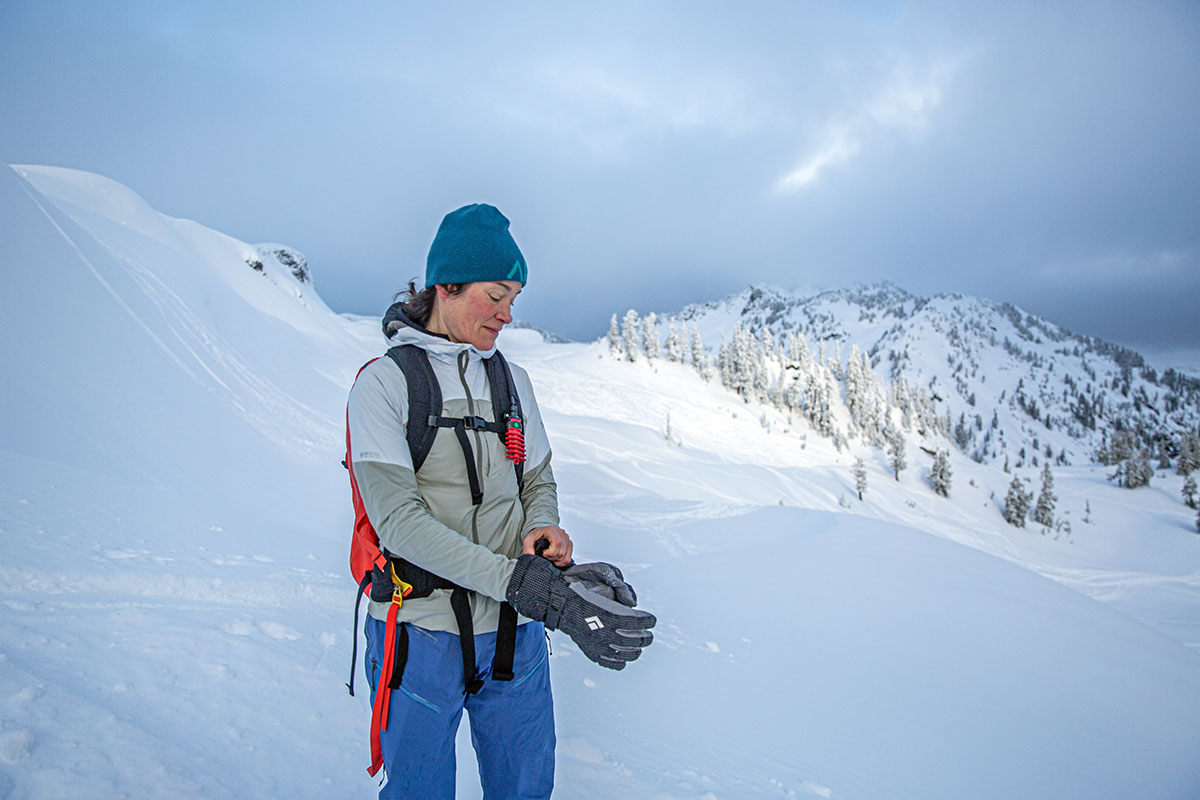 Arc'teryx Proton Hybrid Hoody (putting on gloves)