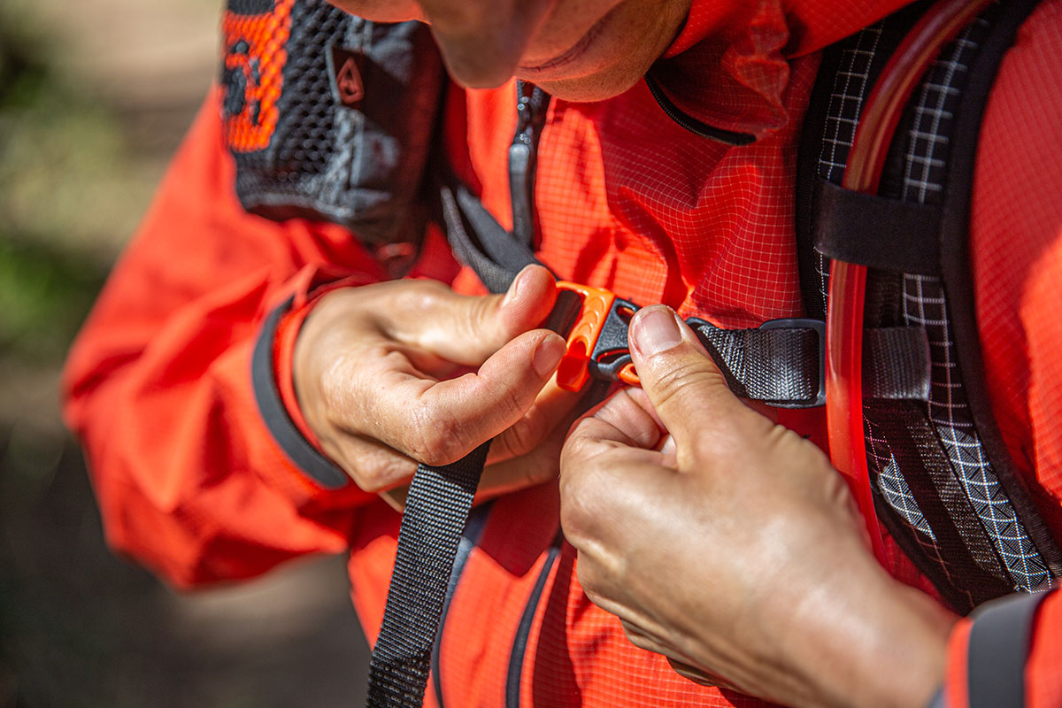 ​​Hyperlite Mountain Gear Daybreak daypack (sternum strap closeup)