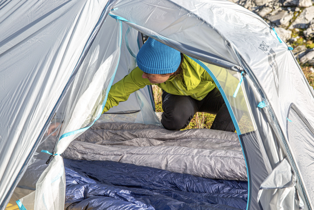 Hyperlite mountain gear 20 degree quilt review - laying out into tent