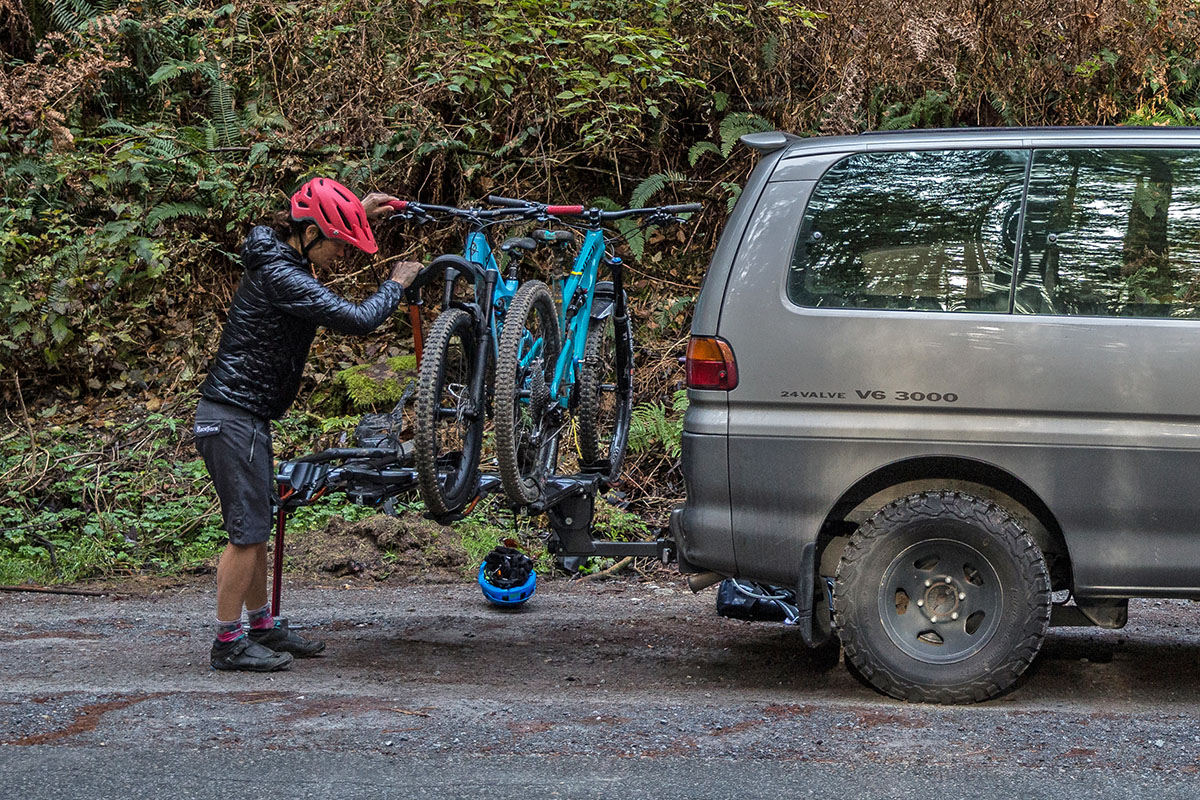 Kuat NV 2.0 hitch bike rack (loading bikes onto rack)