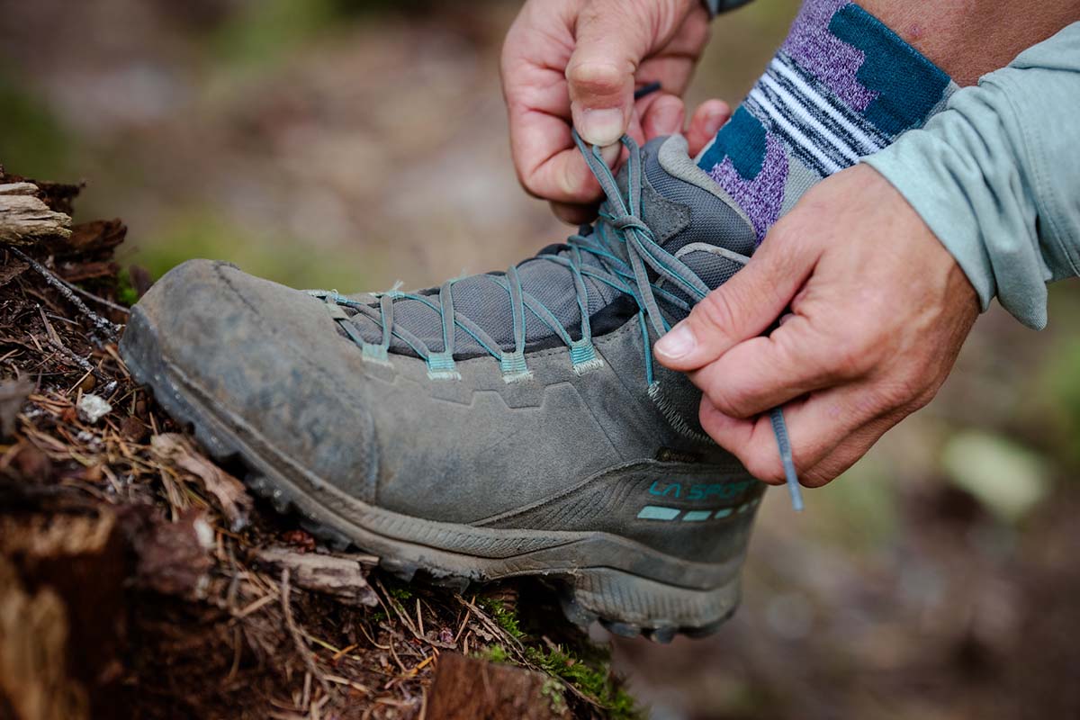 La Sportiva TX Hike Mid Leather GTX (tying shoes)