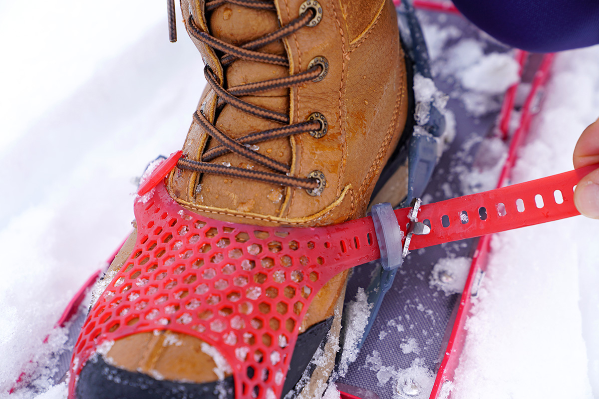 MSR Lightning Ascent Snowshoes (tightening binding strap)