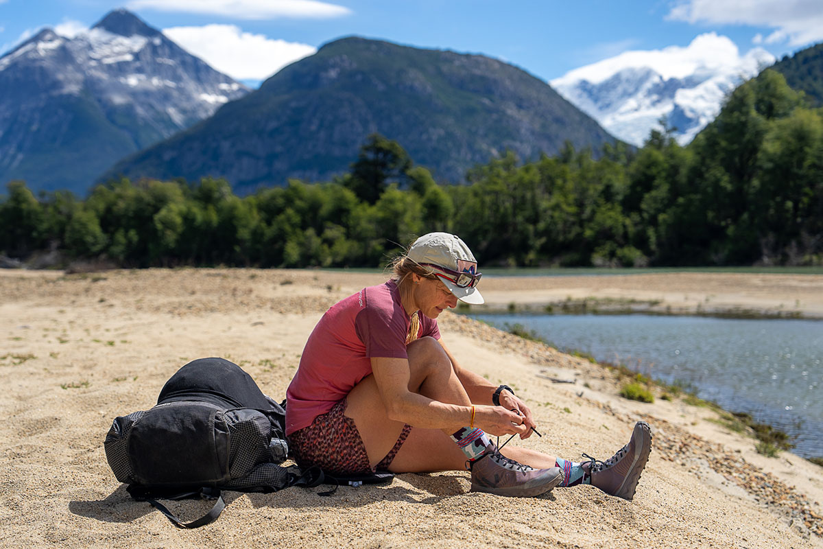 Nnormal Tomir Waterproof hiking boots (tying laces on beach)