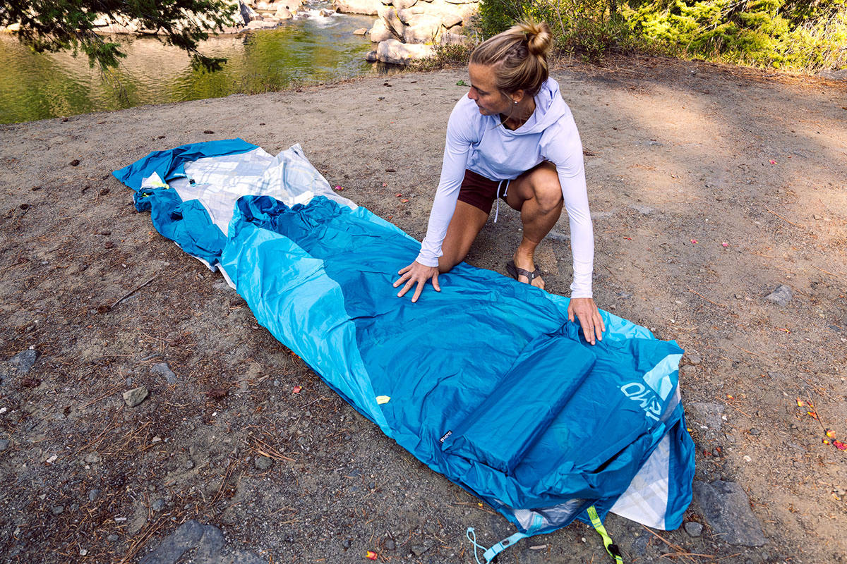 Nemo Aurora Highrise 6P (setting up tent)