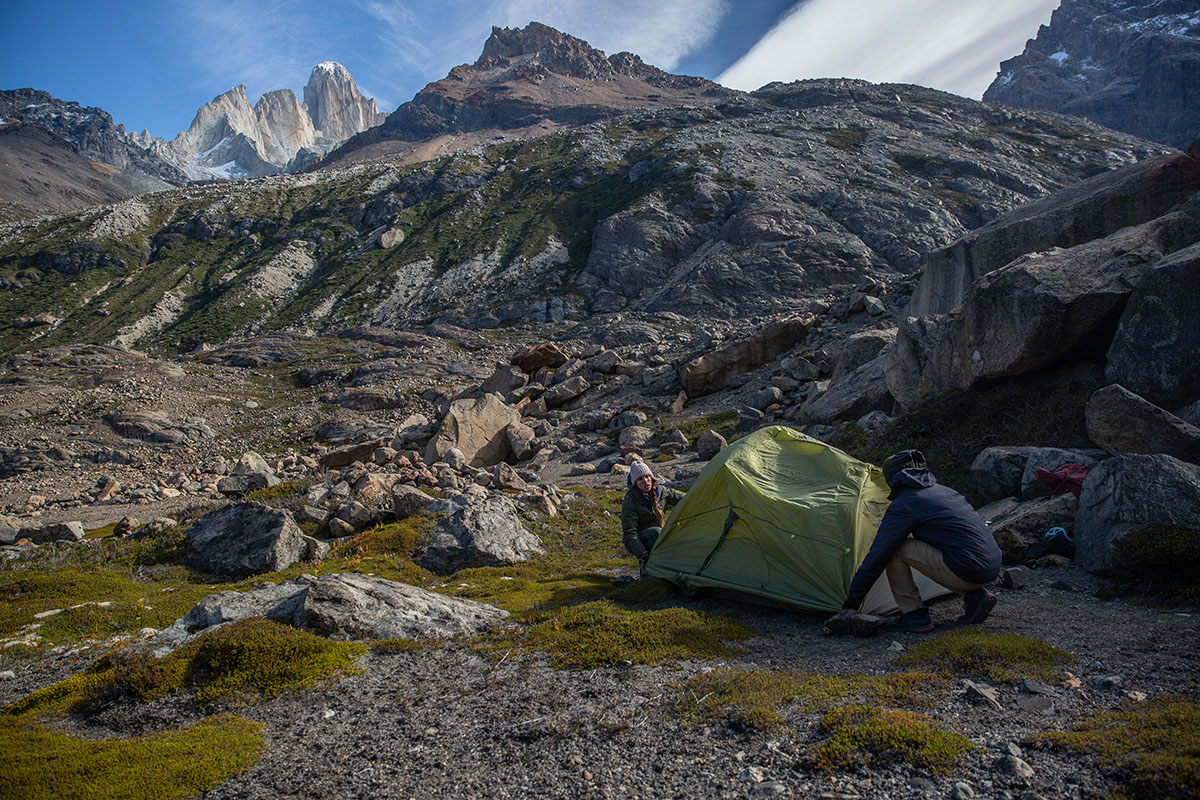 Nemo Dagger OSMO 2P backpacking tent (pitching tent in wind)_0