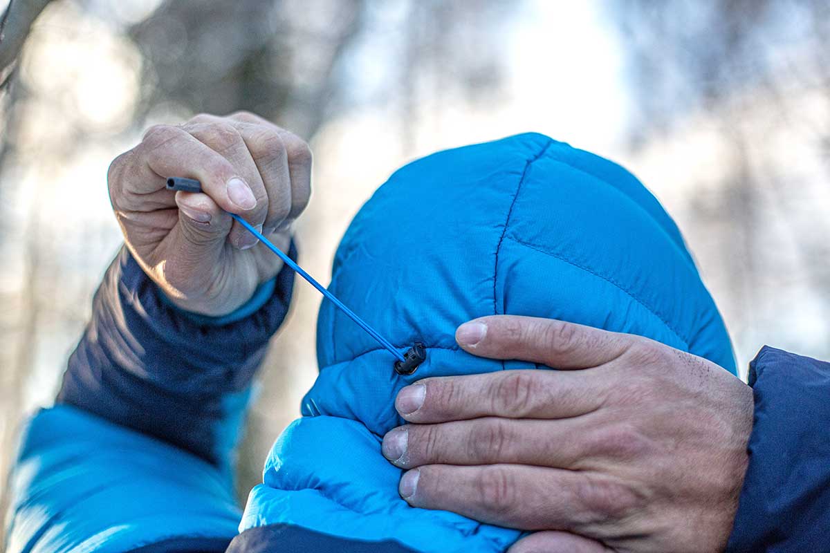 Norrona Falketind Down750 Hood Jacket (Adjusting the hood)