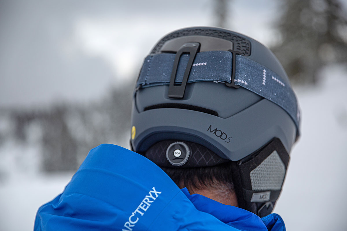 Oakley Mod 5 MIPS ski helmet (view from back)