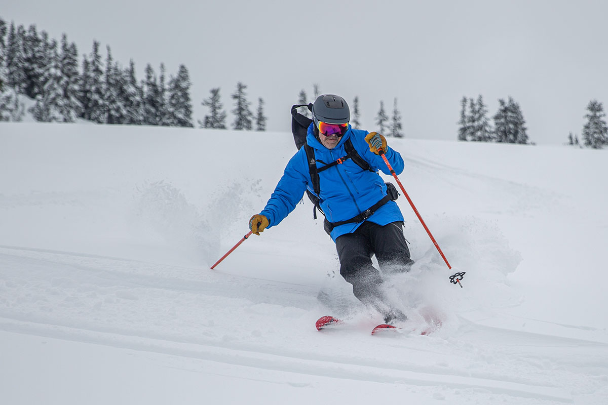 Oakley Mod5 MIPS ski helmet (turning in powder)