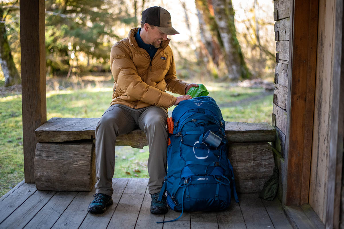 Osprey Aether 65 pack (removing rain cover)