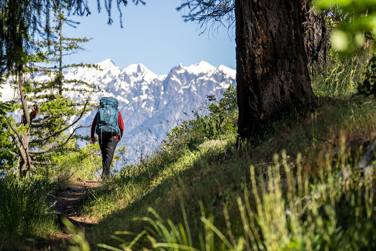 ​​Osprey Atmos AG 65 backpacking pack (mountain views)