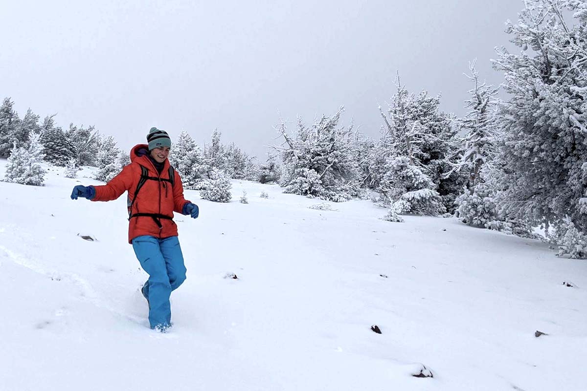 Running down snow (Patagonia DAS Parka)