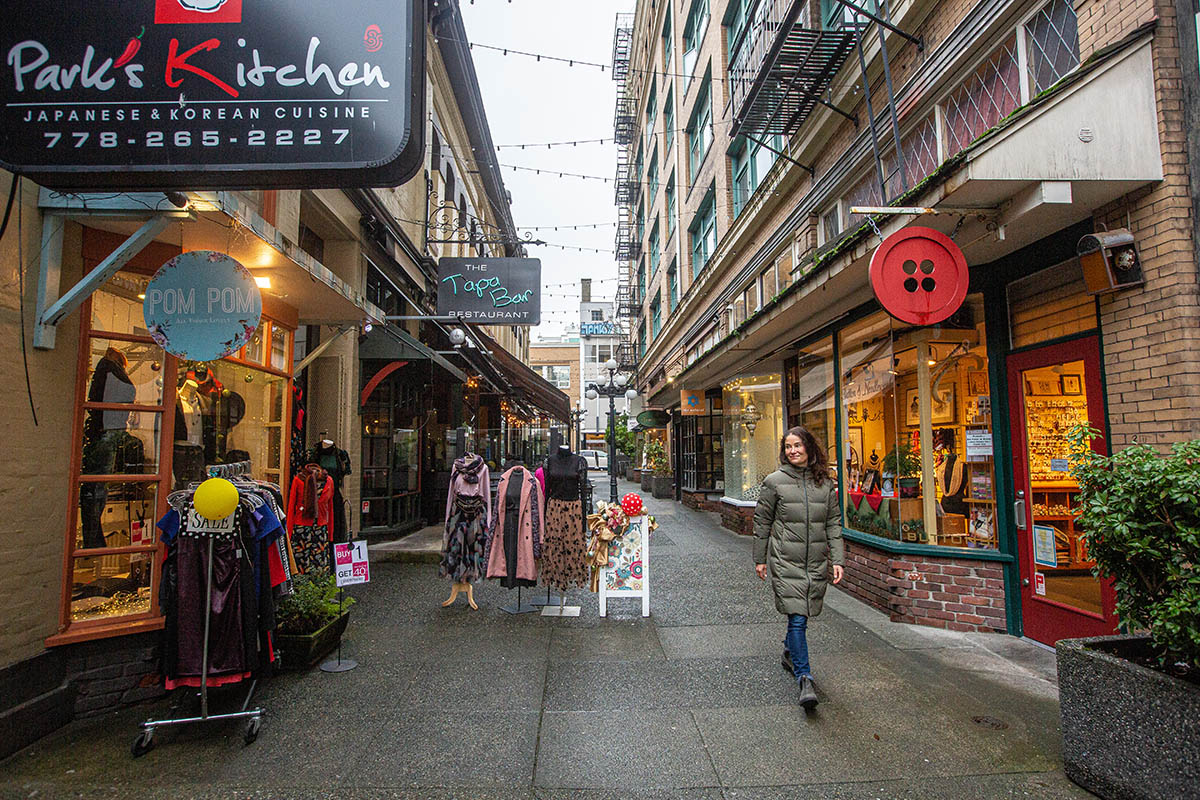 Patagonia Jackson Glacier Parka (walking around city street)