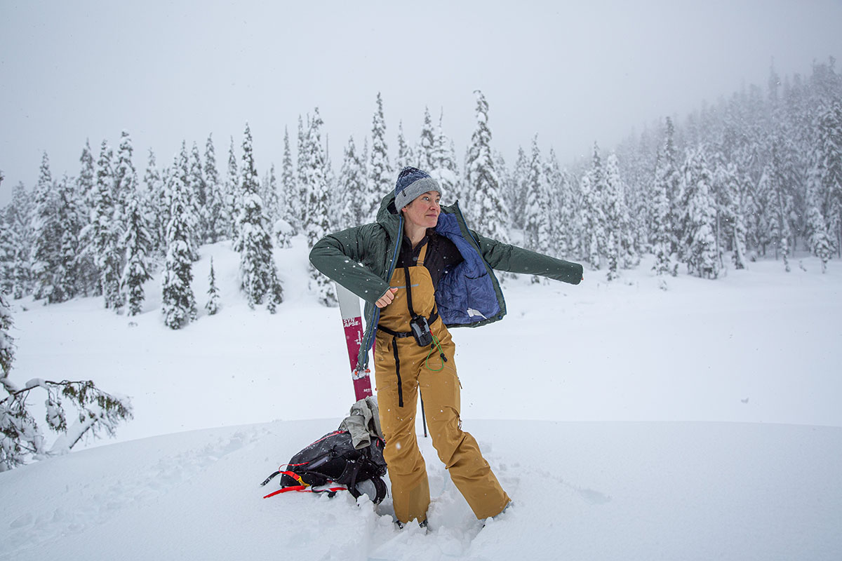 Patagonia Micro Puff Storm Jacket (putting jacket on over baselayers)