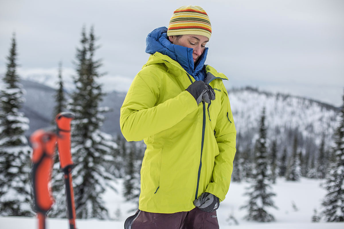 Patagonia SnowDrifter ski jacket (zipping up)